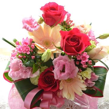 ＜フジテレビフラワーネット＞ 大人のアレンジ PinkTreasure (バラとガーベラのフラワーアレンジメント）ピンク系 誕生日、結婚記念日、お祝い、敬老の日