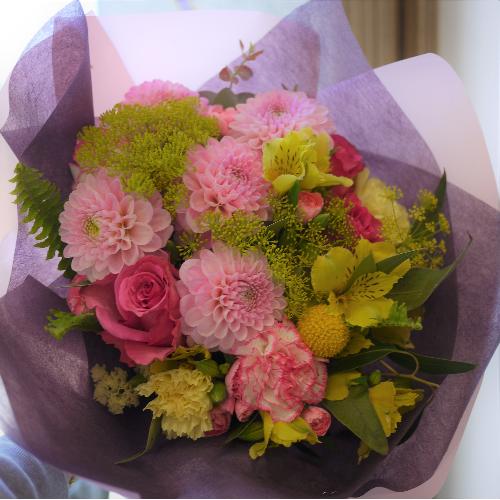 ダリアの花束 花屋 Apertio Floris ｱﾍﾟﾙﾃｨｵｰﾌﾛｰﾘｽ のオリジナル商品 フラワーギフトはプロのお花屋さんにおまかせ フジテレビフラワーネット
