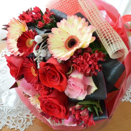 大人のブーケ Rich Red バラの花束 赤系 誕生日 結婚記念日 お祝い 歓送迎 送別 歓迎 退職祝い 発表会 花屋 株 川田生花店 のオリジナル商品 フラワーギフトはプロのお花屋さんにおまかせ フジテレビフラワーネット