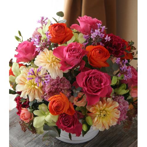 華やかなカラーが素敵 季節の花をギュット詰めたアレンジメント 花屋 ネイチャーガーランド のオリジナル商品 フラワーギフトはプロのお花屋さんにおまかせ フジテレビフラワーネット