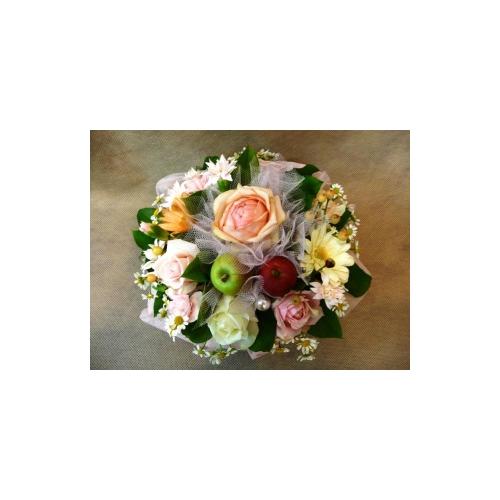 ブライダルベールでお花を囲んだ二人の誓い 花屋 ａｓｔｉｎａ のオリジナル商品 フラワーギフトはプロのお花屋さんにおまかせ フジテレビフラワーネット