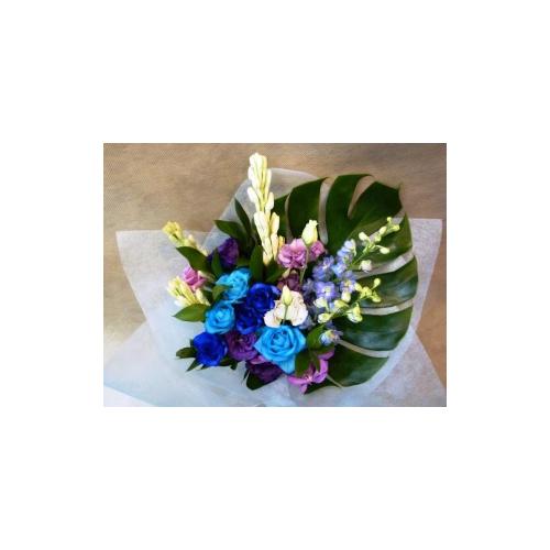 人目を惹きつけるシャープなデザイン 青 紫の花束 花屋 ａｓｔｉｎａ のオリジナル商品 フラワーギフトはプロのお花屋さんにおまかせ フジテレビフラワーネット
