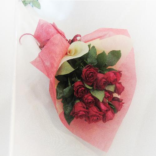12本の赤薔薇 バラを束ねた花束 ダーズンローズ 花屋 花ぽかぽか のオリジナル商品 フラワーギフトはプロのお花屋さんにおまかせ フジテレビフラワーネット