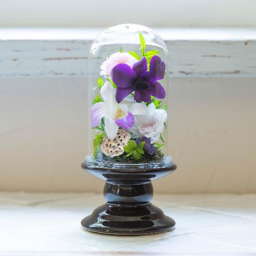 プリザーブドフラワー仏花ガラスドームパープル 紫野 花屋 Apertio Floris ｱﾍﾟﾙﾃｨｵｰﾌﾛｰﾘｽ のオリジナル商品 フラワーギフトはプロのお花屋さんにおまかせ フジテレビフラワーネット