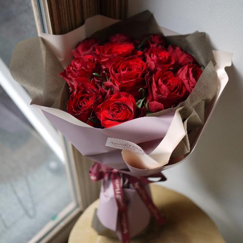 赤バラの花束12本ダズンローズ 花屋 Apertio Floris ｱﾍﾟﾙﾃｨｵｰﾌﾛｰﾘｽ のオリジナル商品 フラワーギフトはプロのお花屋さんにおまかせ フジテレビフラワーネット