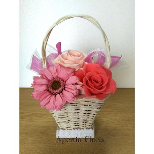 フラワーバスケット白ピンク 花屋 Apertio Floris ｱﾍﾟﾙﾃｨｵｰﾌﾛｰﾘｽ のオリジナル商品 フラワー ギフトはプロのお花屋さんにおまかせ フジテレビフラワーネット