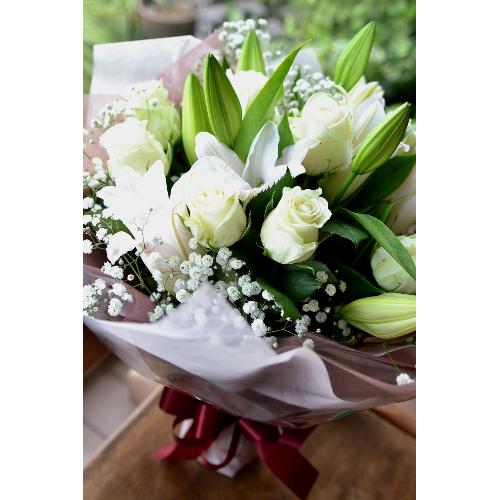 花束 白い花束 花屋 ｋａｚｕ のオリジナル商品 フラワーギフトはプロのお花屋さんにおまかせ フジテレビフラワーネット