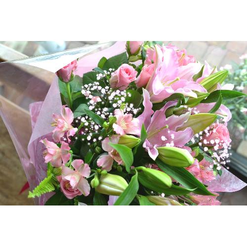 花束 ピンクピンクピンクユリ 花屋 ｋａｚｕ のオリジナル商品 フラワーギフトはプロのお花屋さんにおまかせ フジテレビフラワーネット