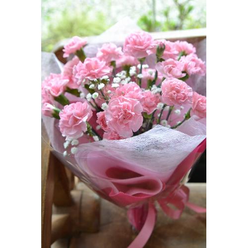 花束 ピンクカーネーションとカスミ草の花束 花屋 ｋａｚｕ のオリジナル商品 フラワーギフトはプロのお花屋さんにおまかせ フジテレビフラワーネット
