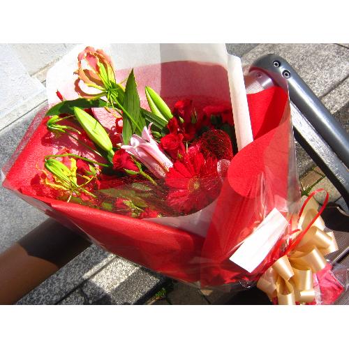 赤の花束 レッドリボン 花屋 フラワーショップさら のオリジナル商品 フラワーギフトはプロのお花屋さんにおまかせ フジテレビフラワーネット