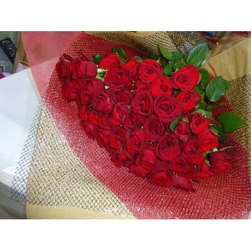赤バラの花束 レッドリボン 花屋 フラワーショップさら のオリジナル商品 フラワーギフトはプロのお花屋さんにおまかせ フジテレビフラワーネット
