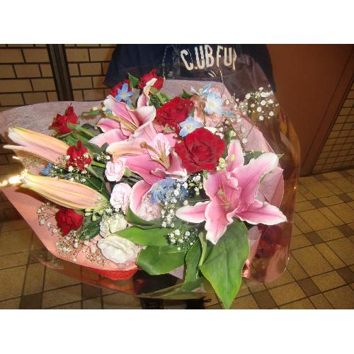 店長オススメ オリエンタルリリーと薔薇の花束 花屋 株 花 フィオーレ のオリジナル商品 フラワーギフトはプロのお花屋さんにおまかせ フジテレビフラワーネット