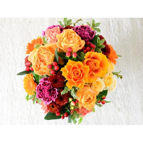 オレンジ色の明るいアレンジメント 花屋 有 花萌 のオリジナル商品 フラワーギフトはプロのお花屋さんにおまかせ フジテレビフラワーネット