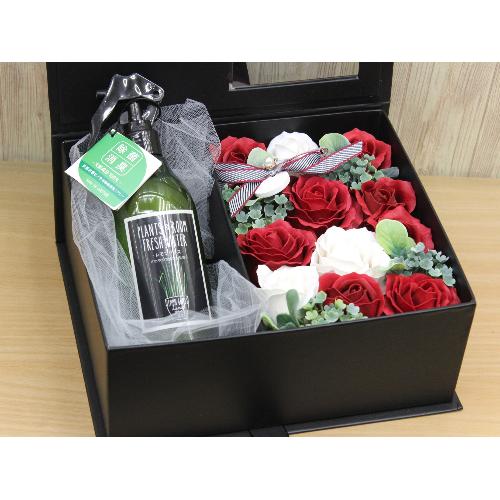 ヒノキの除菌スプレー レモングラス フレグランスフラワーgiftbox レッド 花屋 フローリスト萬 のオリジナル商品 フラワーギフトはプロのお花屋さんにおまかせ フジテレビフラワーネット