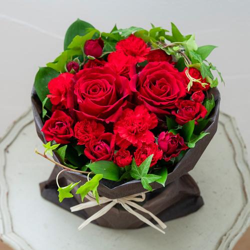 そのまま飾れるバラとカーネーションのアレンジメント フラワーギフトはプロのお花屋さんにおまかせ フジテレビフラワーネット